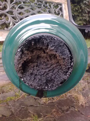 zadehtovaný a neprůchozí kouřovod